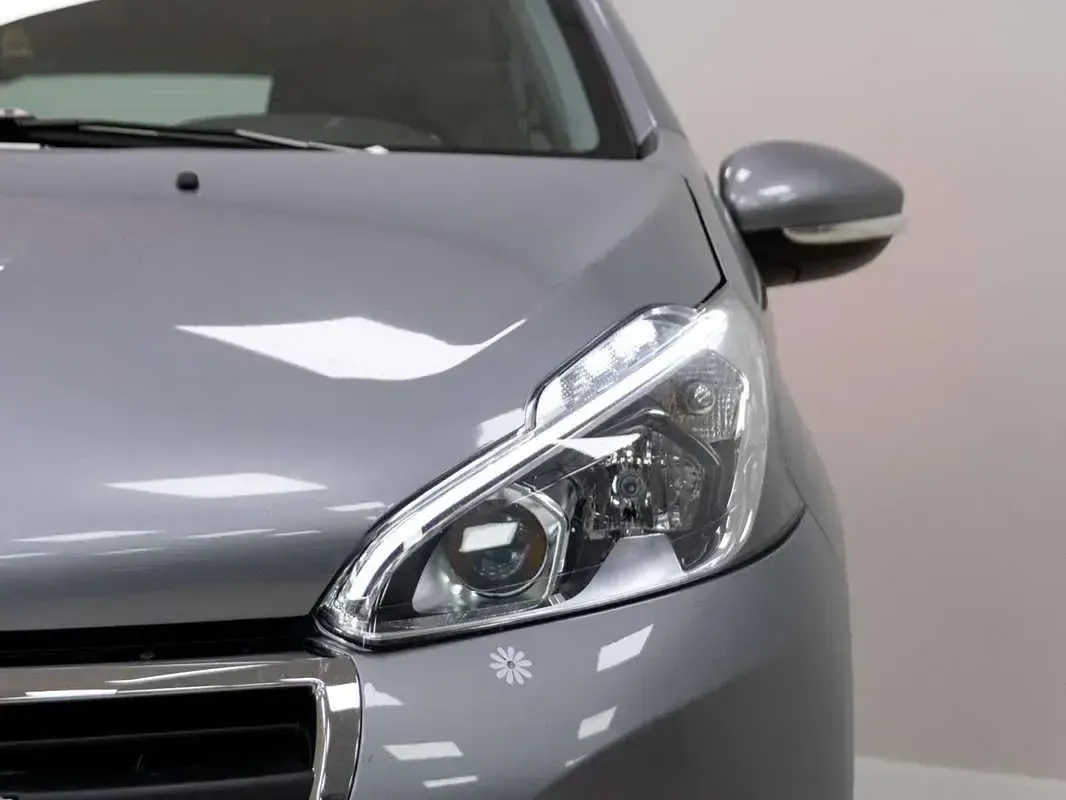 Usado Peugeot 208 Signature Sky 83 CV (61 kW) 2019 Gris Utilitario