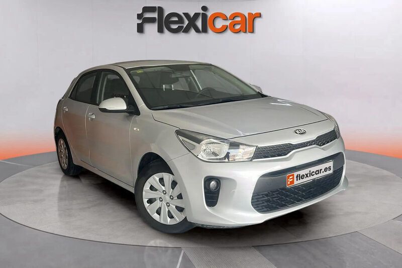 Gris Usado 2018 Kia Rio 2 Berlina | 8390 € (Super precio) - Imagen 1/4