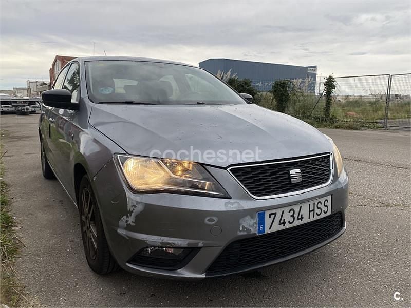 Usado Seat Toledo Style 105 CV (77 kW) 2013 Gris / plata Berlina