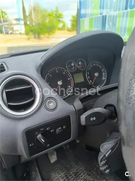 Usado Ford Fiesta Trend 68 CV (50 kW) 2006 Azul Utilitario