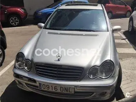 Usado Mercedes C220 Avantgarde 143 CV (105 kW) 2005 Gris / plata Berlina