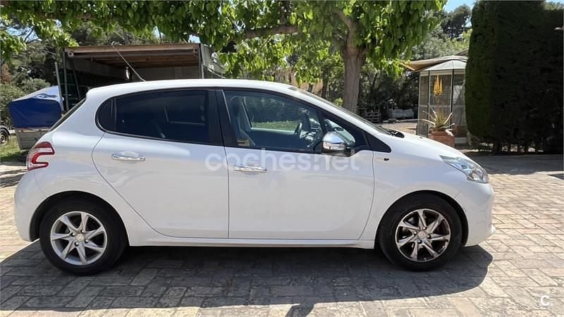 Begagnad Peugeot 208 Style 82 HK (60 kW) 2014 Vit Halvkombi