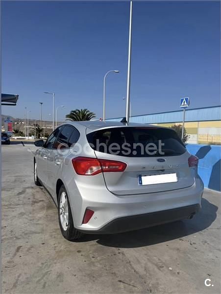 Usado Ford Focus Trend 125 CV (91 kW) 2021 Gris / plata Berlina