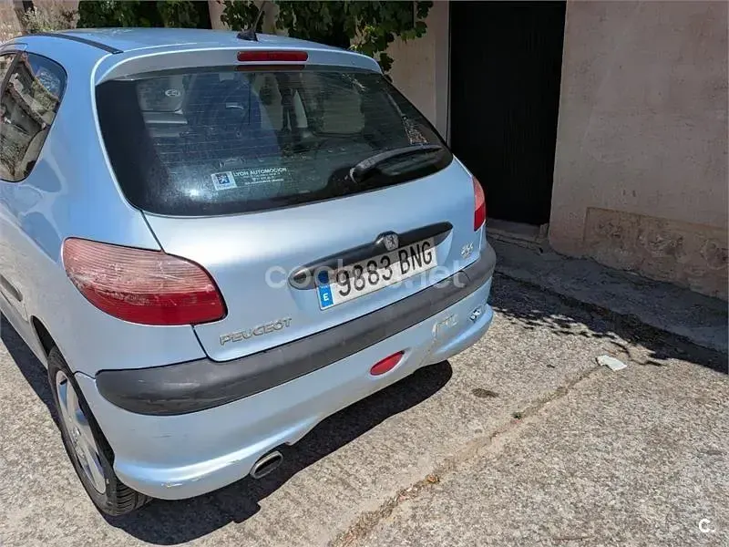Usado Peugeot 206 90 CV (66 kW) 2001 Blanco Berlina
