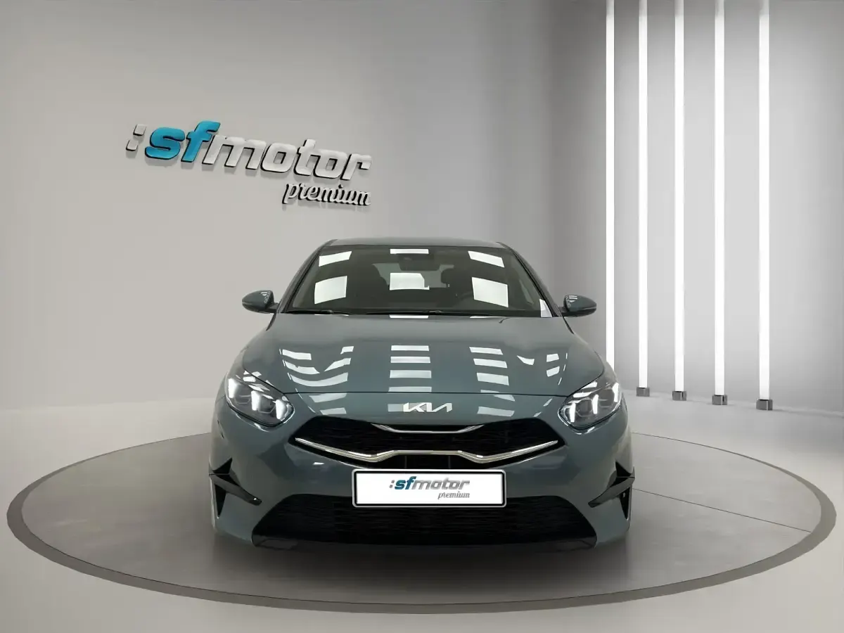 Usado Kia Ceed 136 CV (100 kW) 2023 Azul Utilitario