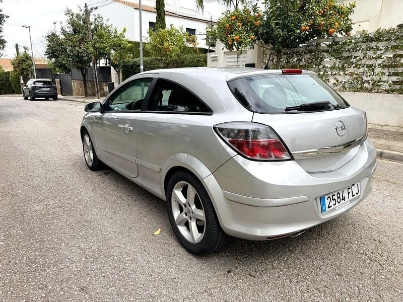 Usado Opel Astra GTC Sport 120 CV (88 kW) 2008 Gris / plata Berlina