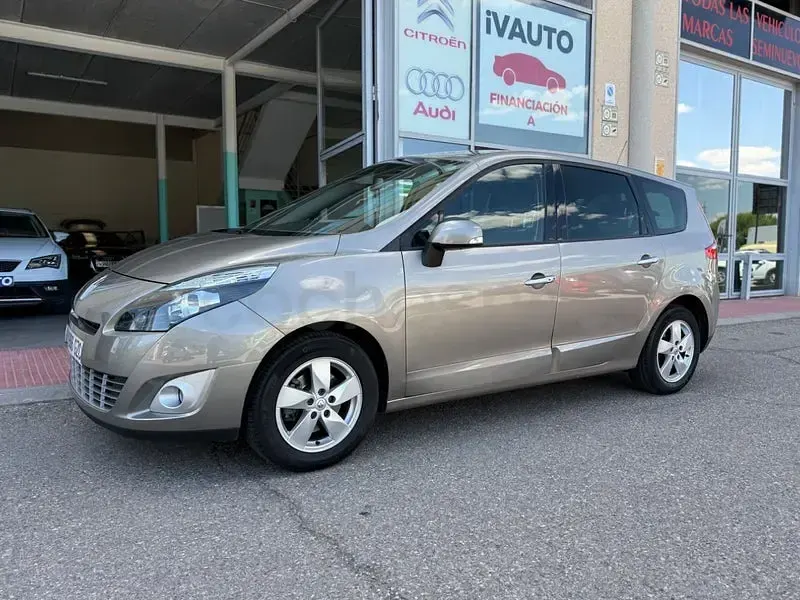 Usado Renault Grand Scénic 105 CV (77 kW) 2010 Beige Monovolumen