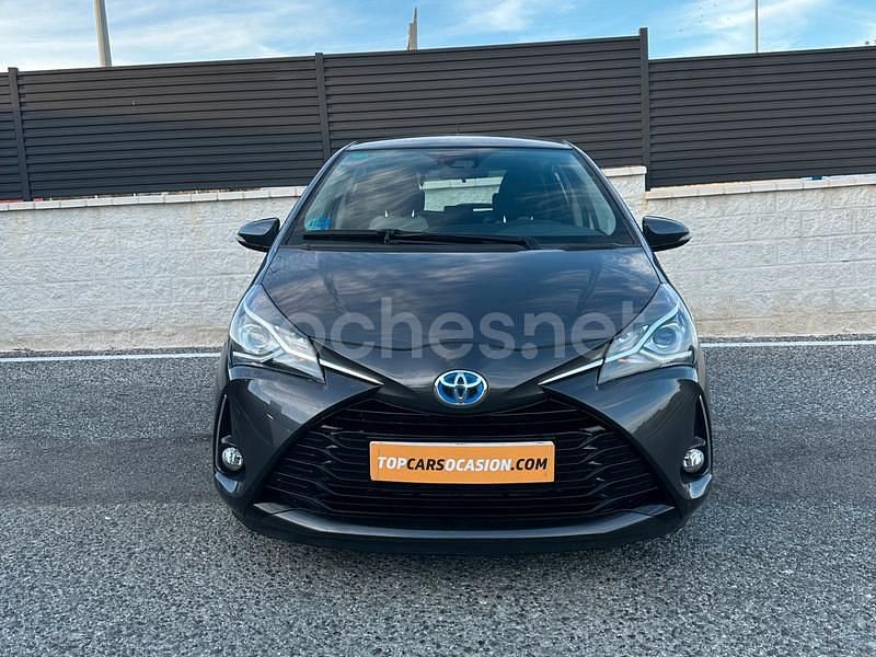 Usado Toyota Yaris Hybrid Advance 100 CV (73 kW) 2018 Gris / plata Berlina