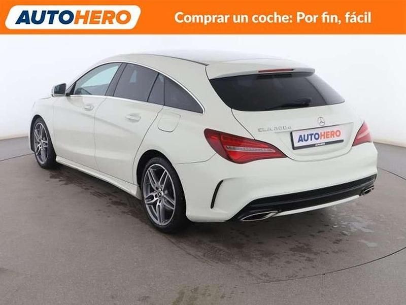 Usado Mercedes CLA200 Shooting Brake AMG line 136 CV (100 kW) 2017 Blanco Familiar