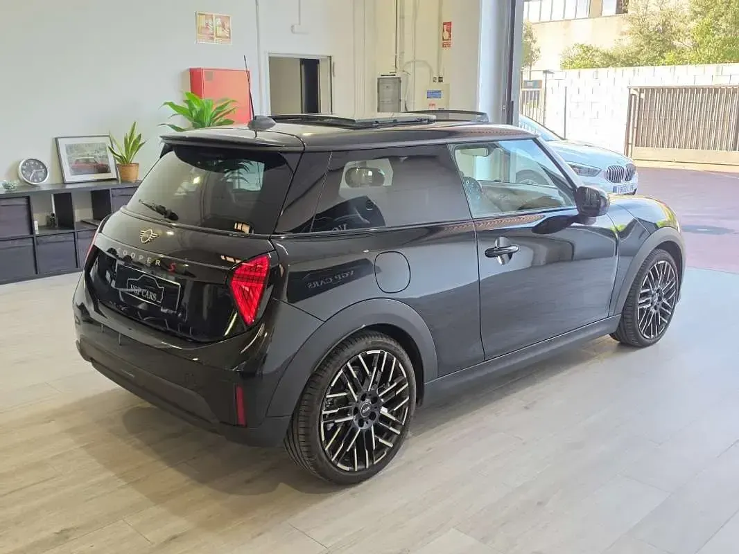 Usado Mini Cooper Favoured 204 CV (150 kW) 2024 Negro Utilitario