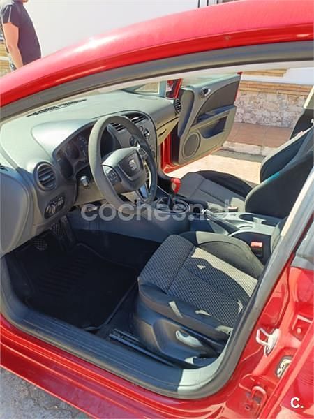 Usado Seat Leon 90 CV (66 kW) 2010 Rojo Utilitario