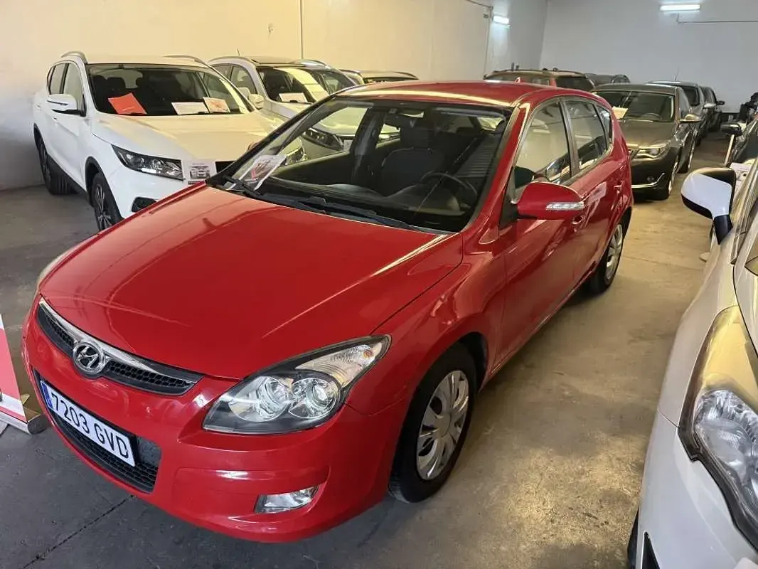 Usado Hyundai i30 Comfort 90 CV (66 kW) 2010 Rojo Familiar