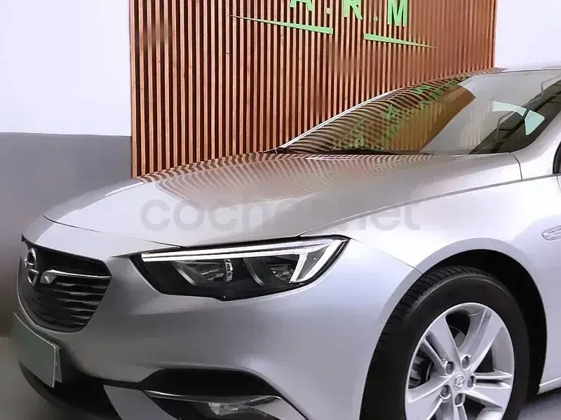 Usado Opel Insignia Innovation 136 CV (100 kW) 2020 Gris / plata Berlina
