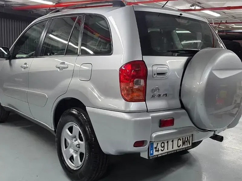 Usado Toyota RAV4 Luna 125 CV (91 kW) 2004 Gris / plata SUV
