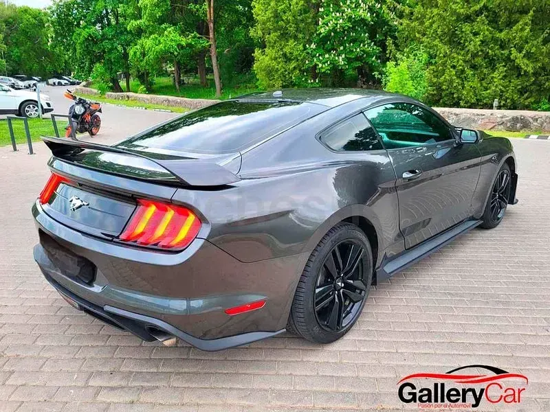 Usado Ford Mustang Fastback 291 CV (214 kW) 2020 Gris / plata Coupe