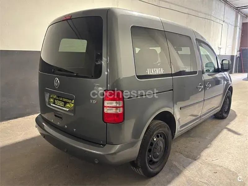 Usado VW Caddy Comfortline 102 CV (75 kW) 2011 Gris / plata Monovolumen