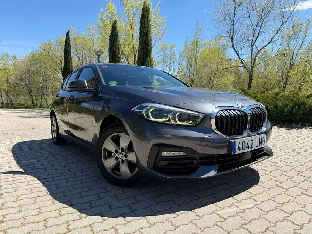 Usado BMW 116 Comfort Edition 116 CV (85 kW) 2021 Gris Utilitario