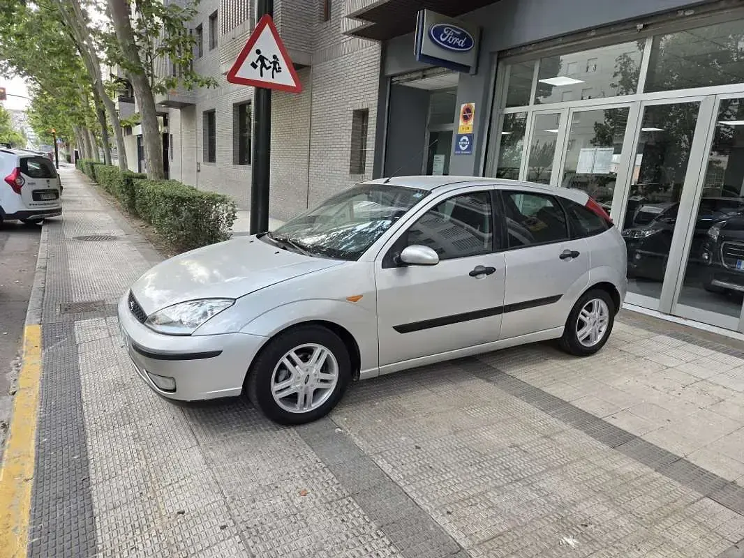 Usado Ford Focus Trend 115 CV (84 kW) 2003 Plateado Utilitario