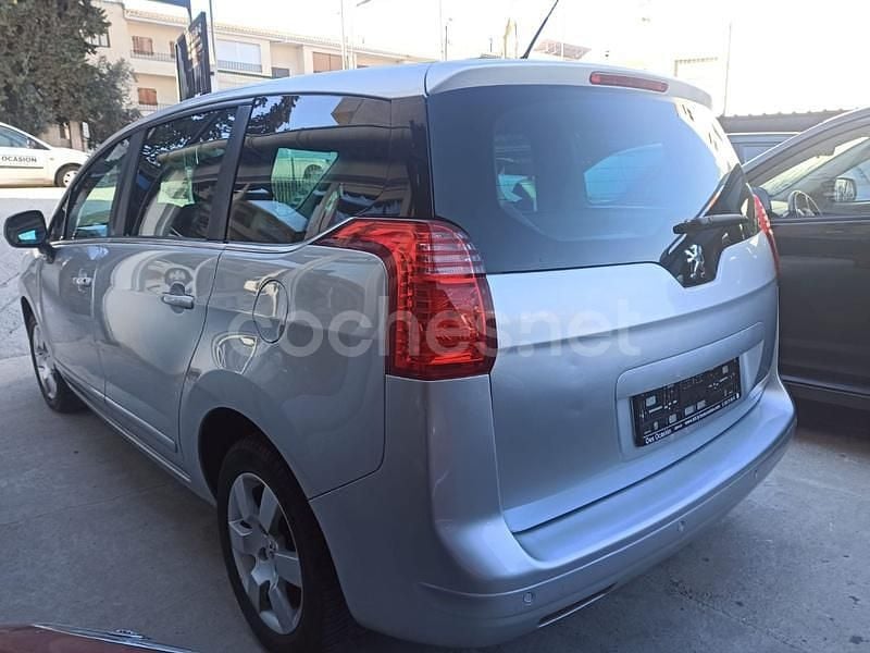 Usado Peugeot 5008 Active 112 CV (82 kW) 2011 Gris / plata Monovolumen