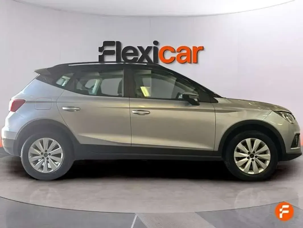 Usado Seat Arona Style 110 CV (80 kW) 2021 Gris SUV