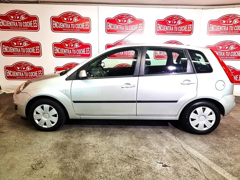 Usado Ford Fiesta Trend 97 CV (71 kW) 2008 Gris Utilitario