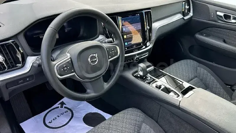 Usado Volvo V60 Core 350 CV (257 kW) 2025 Negro Familiar