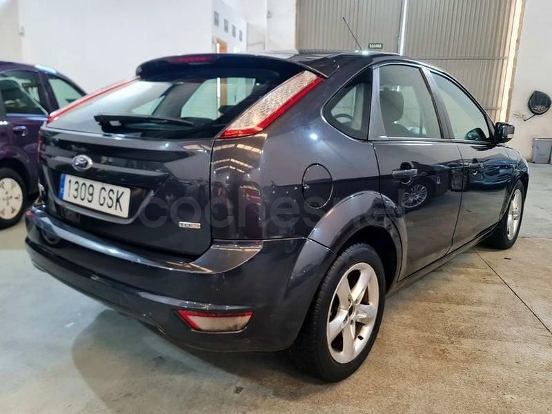 Usado Ford Focus Trend 109 CV (80 kW) 2010 Gris / plata Berlina