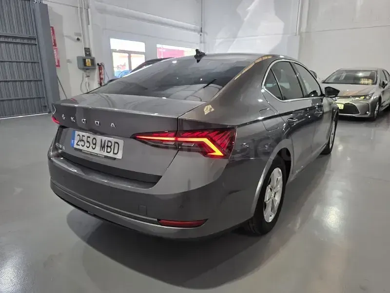 Usado Skoda Octavia G-TEC Ambition 131 HP (96 kW) 2022 Cinzento Sedan