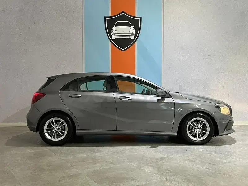 Usado Mercedes A180 109 CV (80 kW) 2018 Gris / plata Berlina