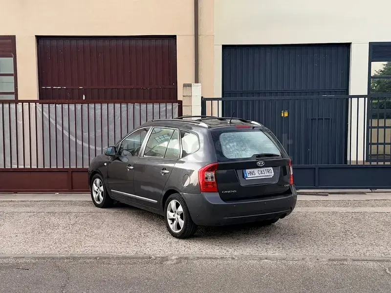 Usado Kia Carens Active 140 CV (102 kW) 2007 Gris / plata Monovolumen