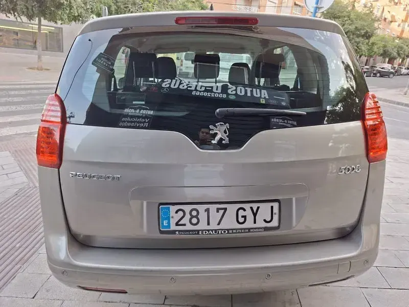 Usado Peugeot 5008 110 CV (80 kW) 2010 Beige Monovolumen