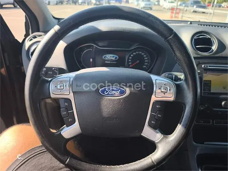 Usado Ford Mondeo Limited 140 CV (102 kW) 2012 Negro Berlina