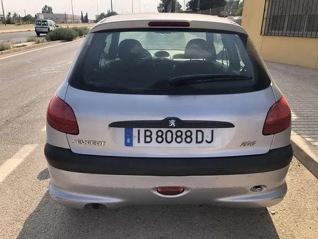 Usado Peugeot 206 90 CV (66 kW) 2001 Gris Utilitario