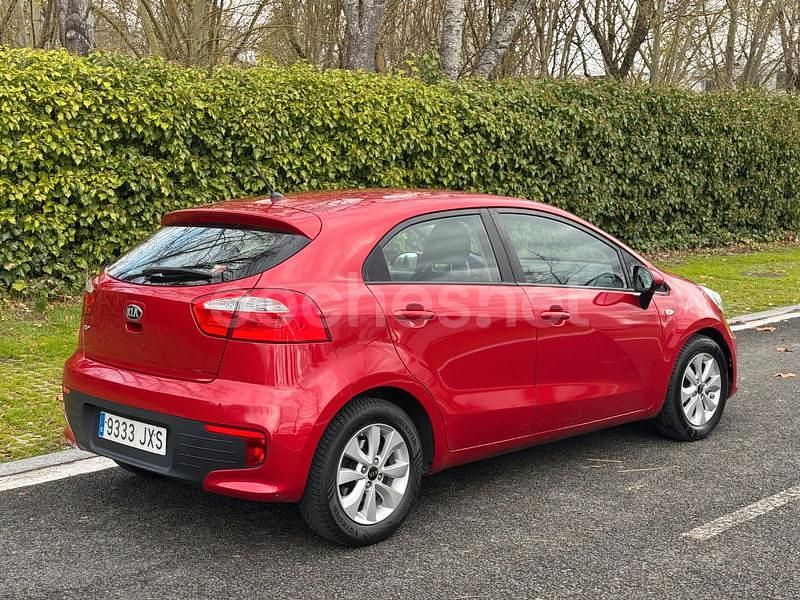 Usado Kia Rio Plus 84 CV (61 kW) 2017 Granate Berlina