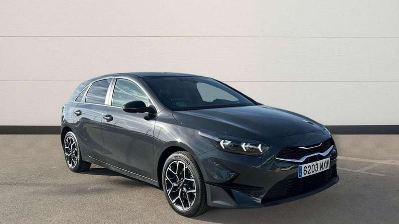 Usado Kia Ceed Style 101 CV (74 kW) 2025 Gris Utilitario