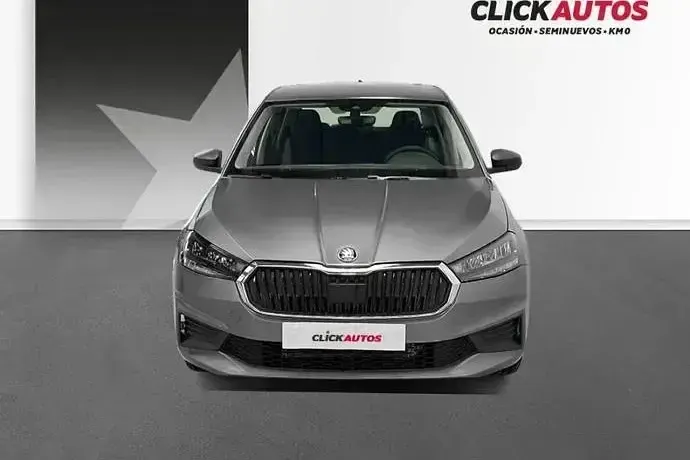Usado Skoda Fabia Essence 95 CV (69 kW) 2025 Plata Utilitario
