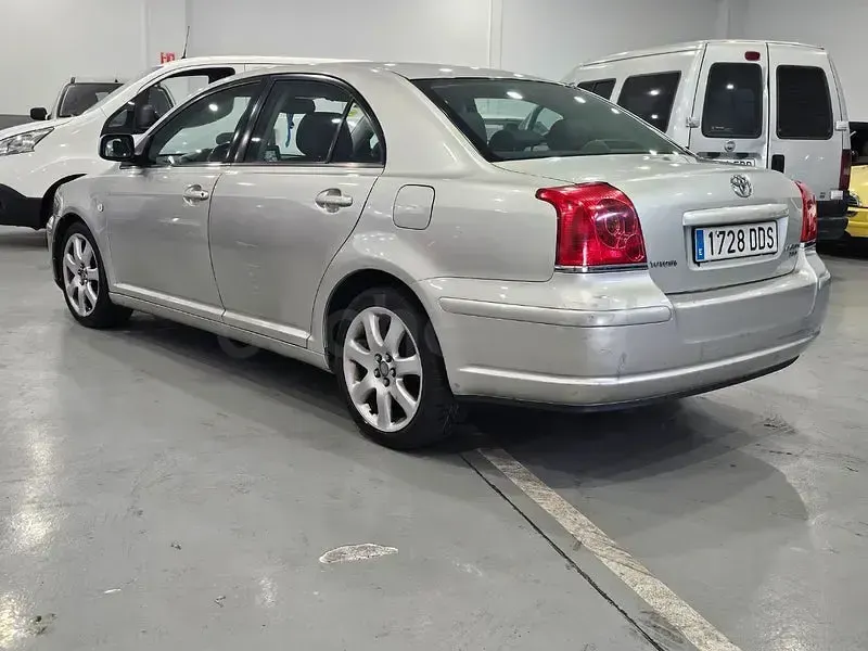 Käytetty Toyota Avensis Executive 147 HP (108 kW) 2005 Peessi Sedan
