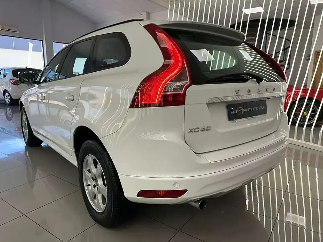 Käytetty Volvo XC60 Kinetic 150 HP (110 kW) 2016 Valkoinen Katumaasturi
