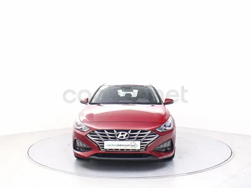 Usado Hyundai i30 110 CV (80 kW) 2022 Rojo Berlina
