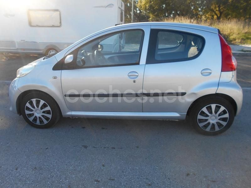 Usado Peugeot 107 68 CV (50 kW) 2007 Gris / plata Utilitario