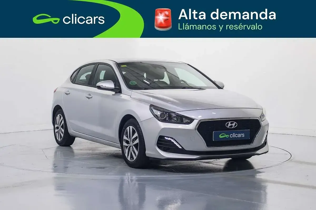 Usado Hyundai i30 120 CV (88 kW) 2018 Plateado Utilitario