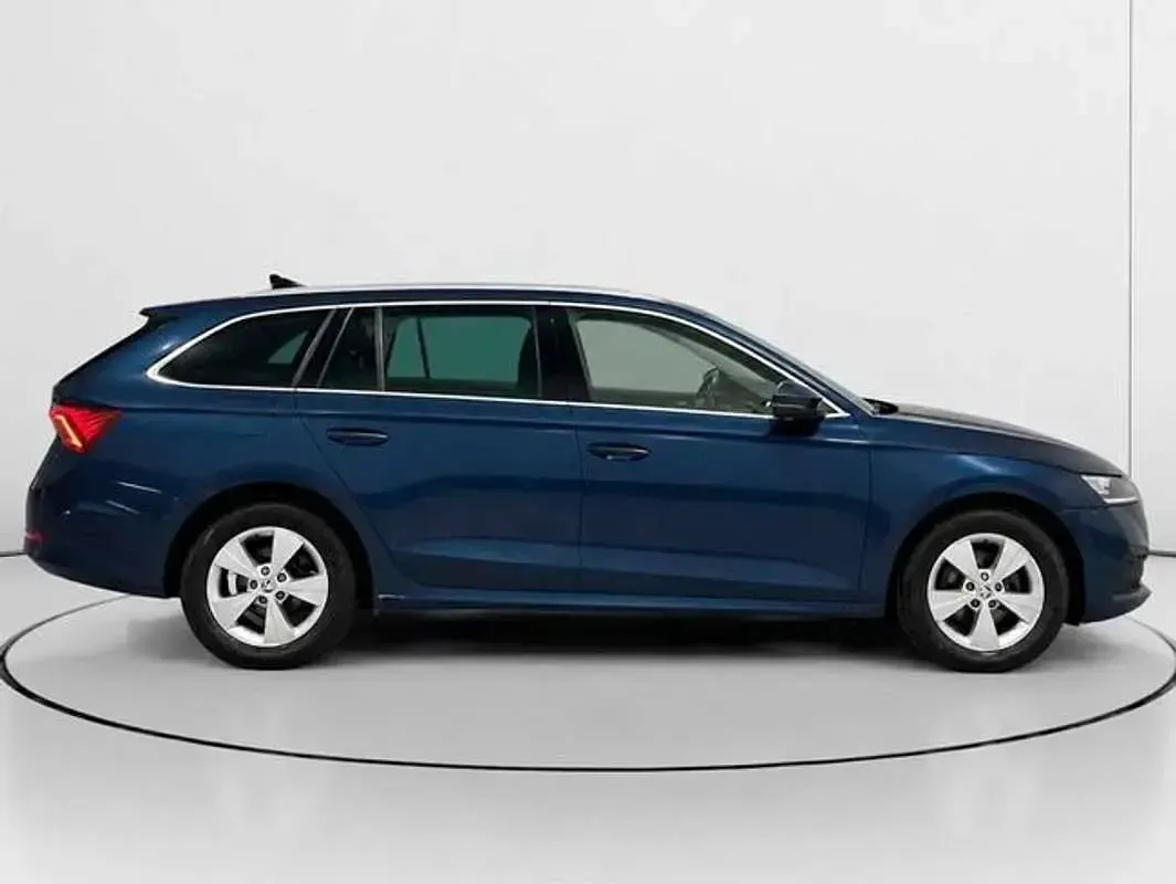 Usado Skoda Octavia Ambition 204 CV (150 kW) 2022 Azul Familiar