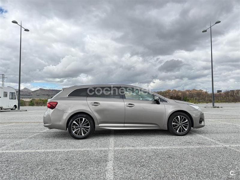 Gris / plata Usado 2017 Toyota Avensis Advance Familiar | 7900 € (Super precio) - Imagen 1/4