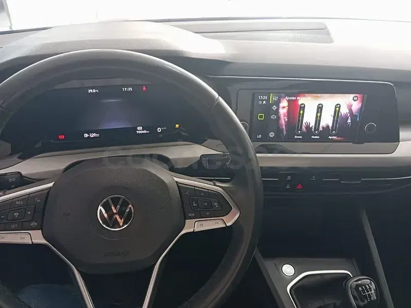 Usado VW Golf VIII Life 110 CV (80 kW) 2022 Negro Berlina