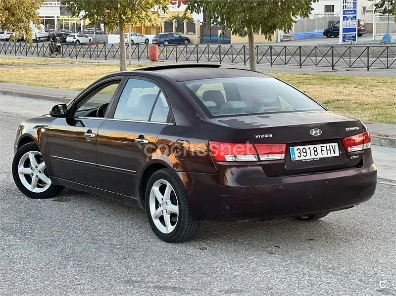 Usado Hyundai Sonata Comfort 140 CV (102 kW) 2006 Granate Berlina