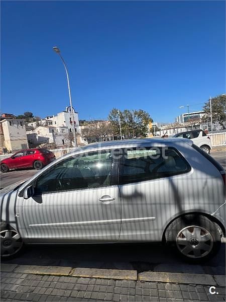 Usado VW Polo Trendline 100 CV (73 kW) 2002 Gris / plata Berlina