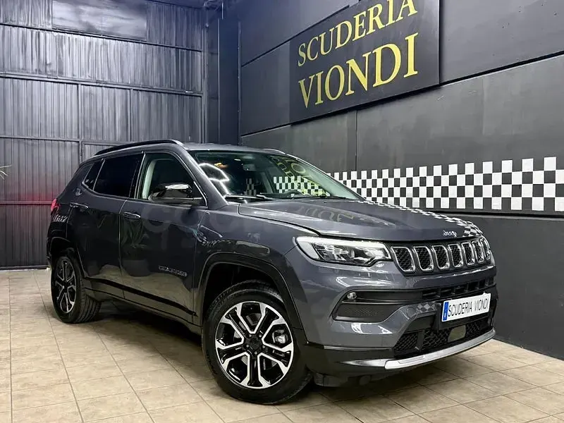 Usado Jeep Compass Limited 190 CV (139 kW) 2023 Gris / plata SUV