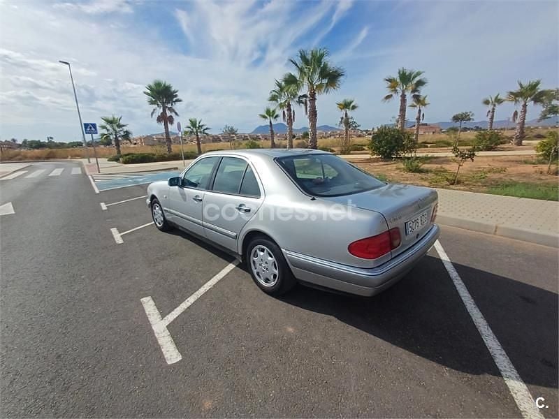 Usado Mercedes E300 Elegance 136 CV (100 kW) 1996 Gris / plata Berlina