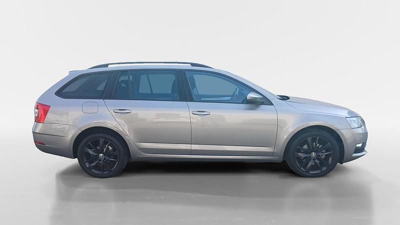 Usado Skoda Octavia Style 150 HP (110 kW) 2018 Cinzento Carrinha