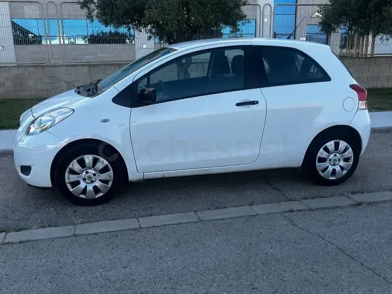 Usado Toyota Yaris Active 69 CV (50 kW) 2009 Blanco Utilitario